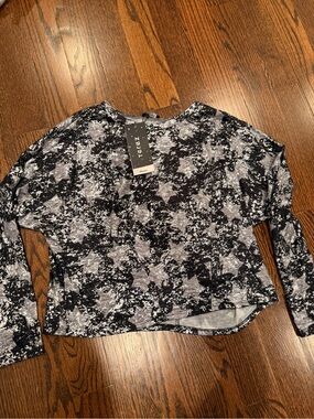 Terez Black and Gray Long Sleeve Printed Crop Top